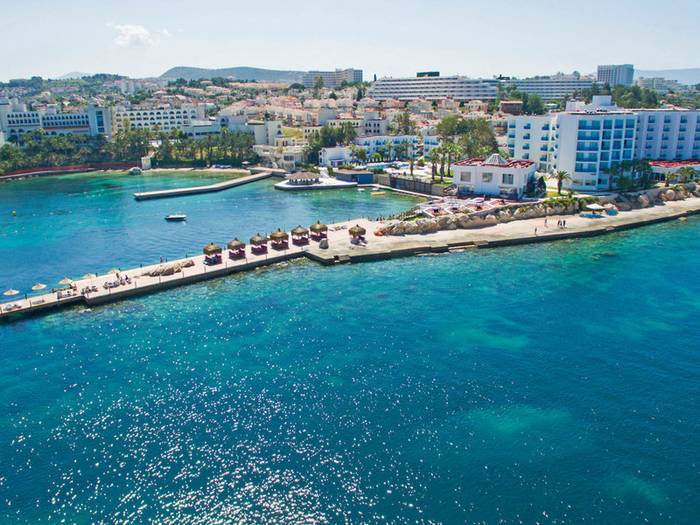 Le Bleu Hotel & Resort